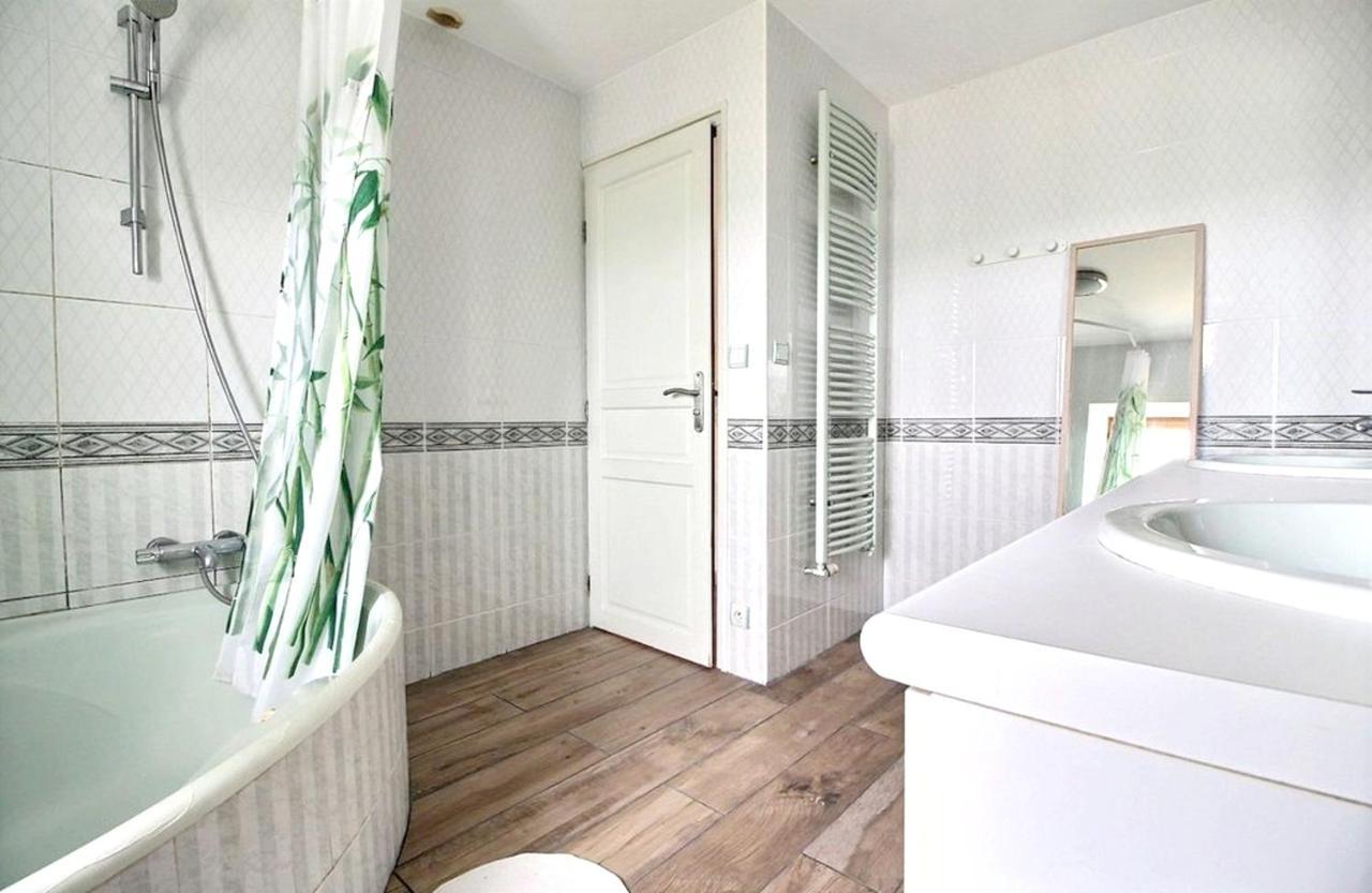 Maison Spacieuse A Plougonven Avec Jacuzzi Et Jardin מראה חיצוני תמונה