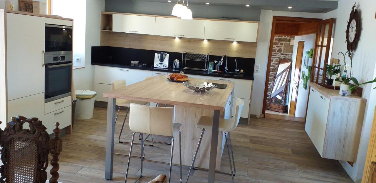 Maison Spacieuse A Plougonven Avec Jacuzzi Et Jardin מראה חיצוני תמונה
